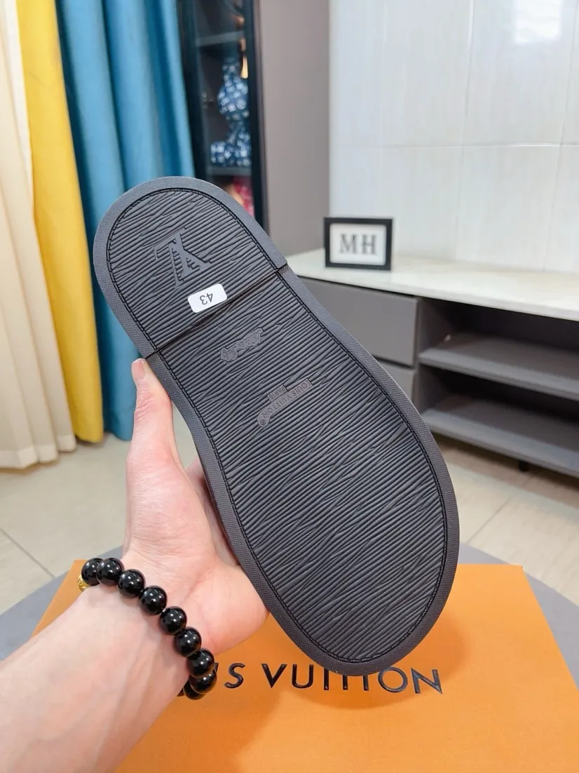 Ex-factory price 360🌹🌹 (lv-Louis Vuitton) New men's slippers, high-end boutique, exquisite embossed logo decoration on the upper, fine workmanship, super soft soles, casual, loose and comfortable, a must-have in summer! \nsize：38-44